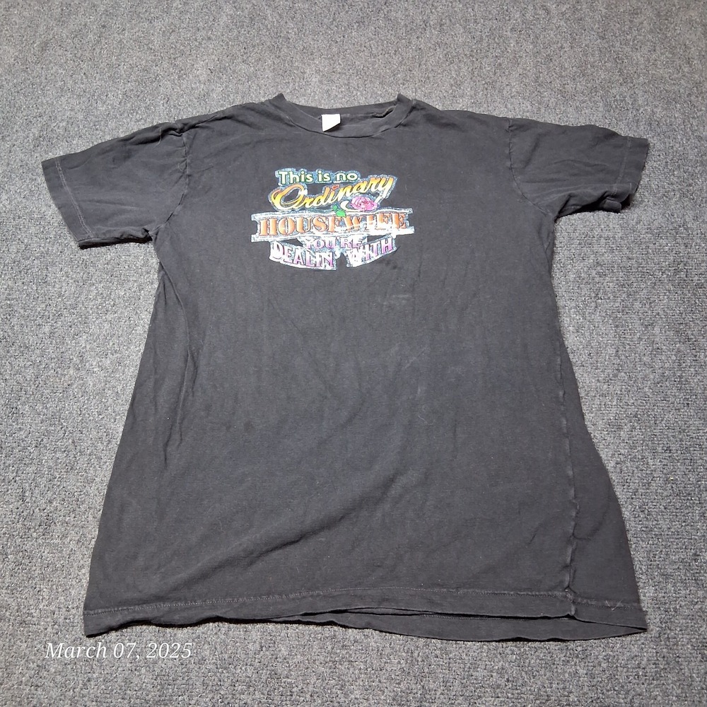 ** VTG Made T Shirt No Ordinary House Wife T Shirt Size Large Black Crew